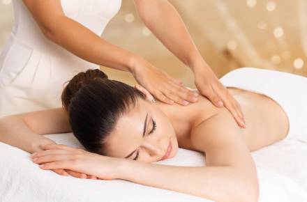 Klassische Massagen - Frau bekommt eine sanfte Rückenmassage
