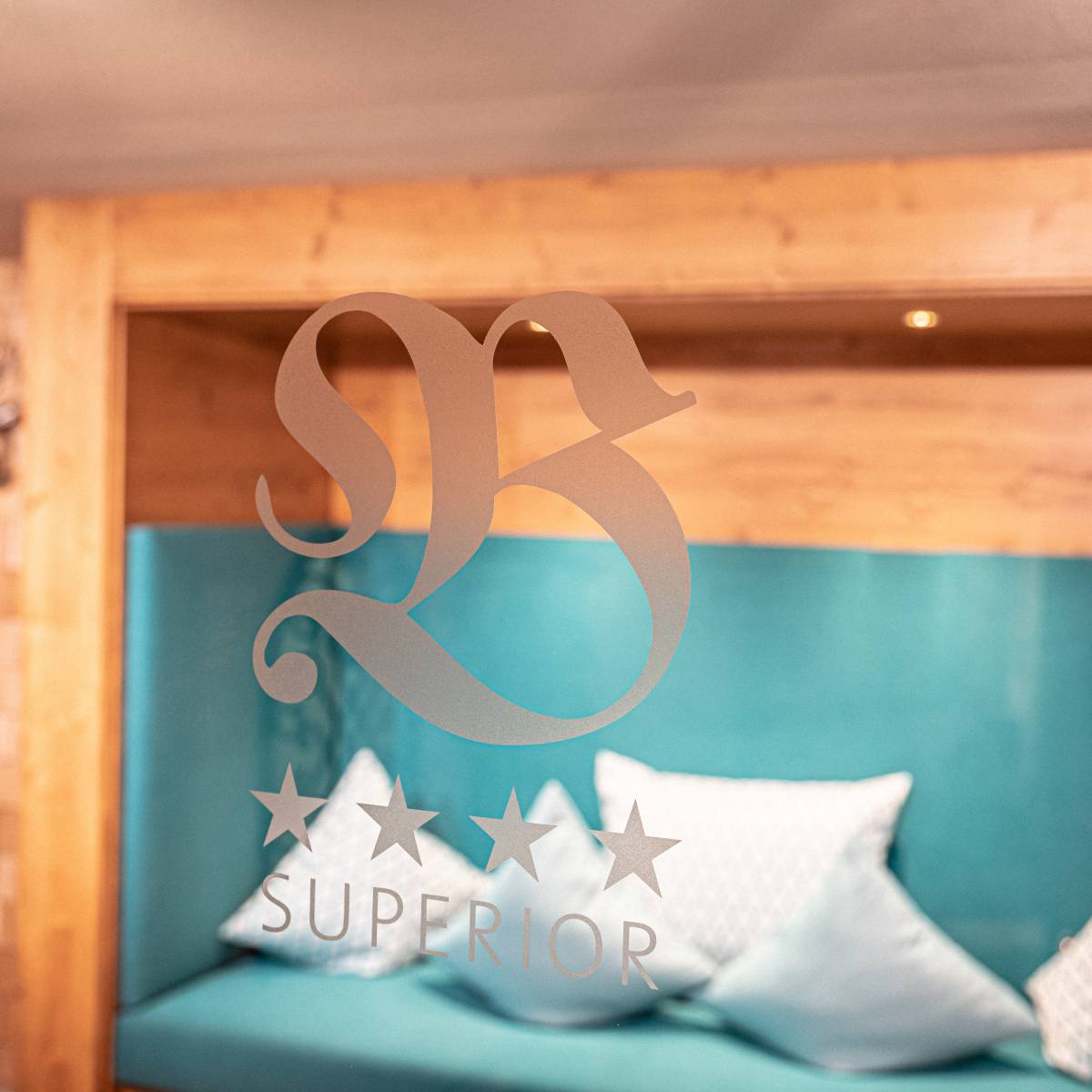 Logo des Hotels auf Glastür