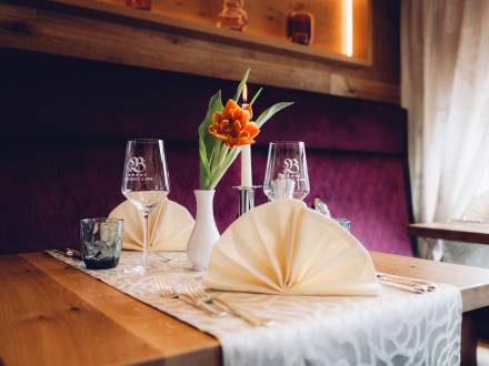 Gedeckter Tisch mit Serviette und Weingläsern