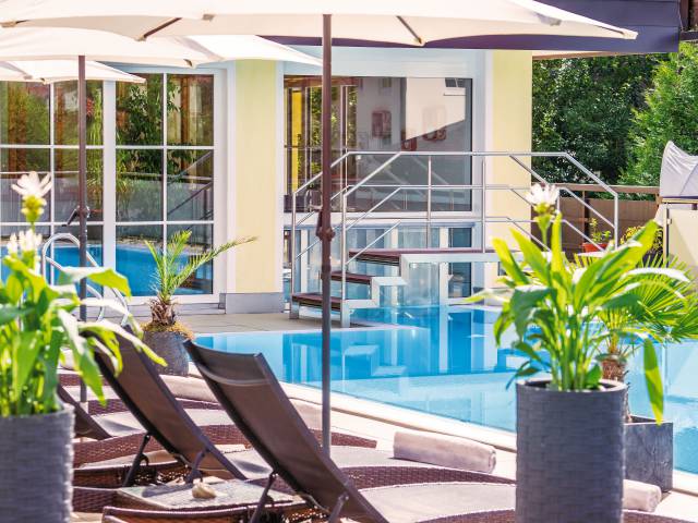 Innenpool mit Liegen und Entspannungsbereich