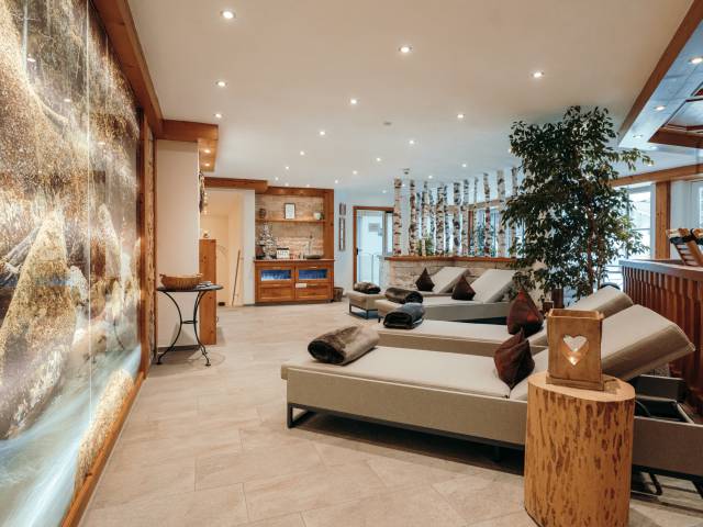 Wellnesslounge mit Holz, Stein und warmen Farbtönen