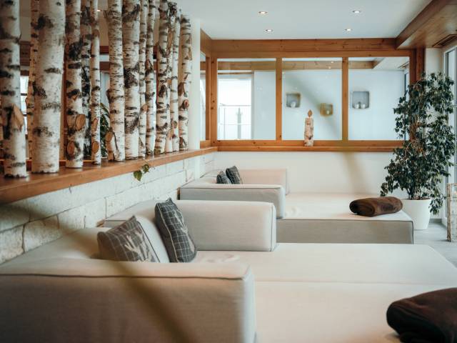 Innenbereich mit Sofas im Wellnessbereichs mit hochwertigen Materialien
