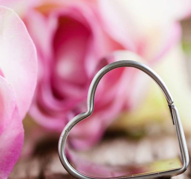 Metallherz mit pinker Rose