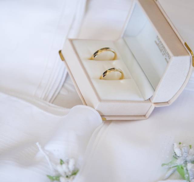 Eheringe auf weißem Stoff