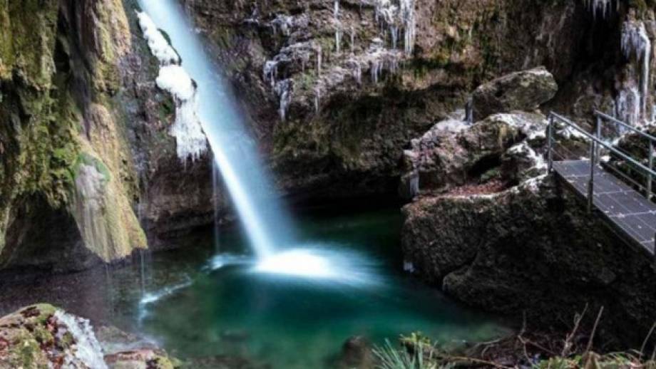Die Hinanger Wasserfälle – Ein verstecktes Naturjuwel in den Allgäuer Alpen Symbolfoto