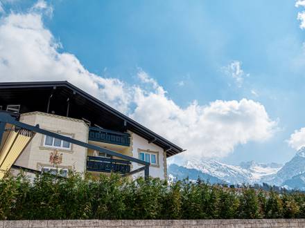 Hotel im Tal umgeben von Bergen