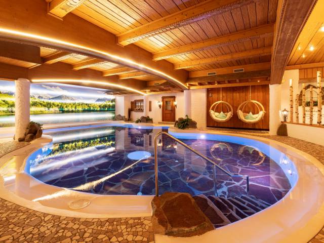 Innenpool im Wellnesshotel Burgmühle im Allgäu