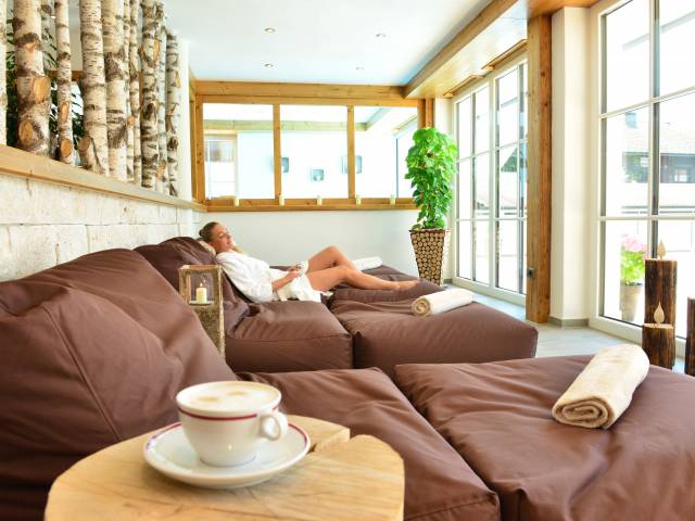 Kaffeeauszeit im Ruhebereich des Wellnesshotels Burgmühle in Fischen