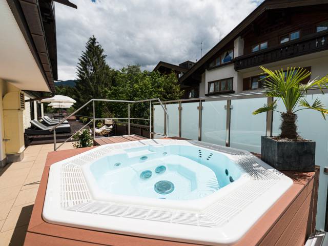 4 Sterne Wellnesshotel im Allgäu - Außen Whirlpool