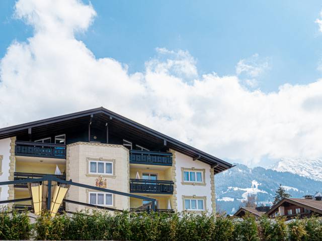 Parkhotel Burgmühle Außenansicht mit Schneebedeckten Berg im Hintergrund