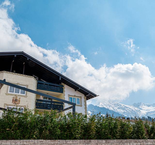 Hotel im Tal umgeben von Bergen